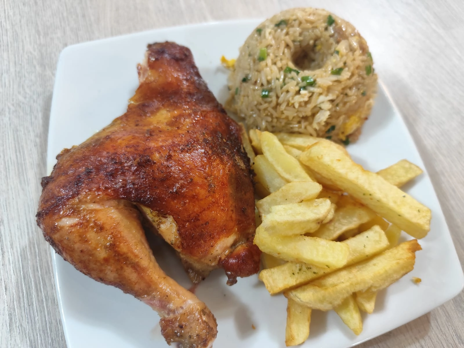 Pollo a la Brasa con Arroz Chaufa